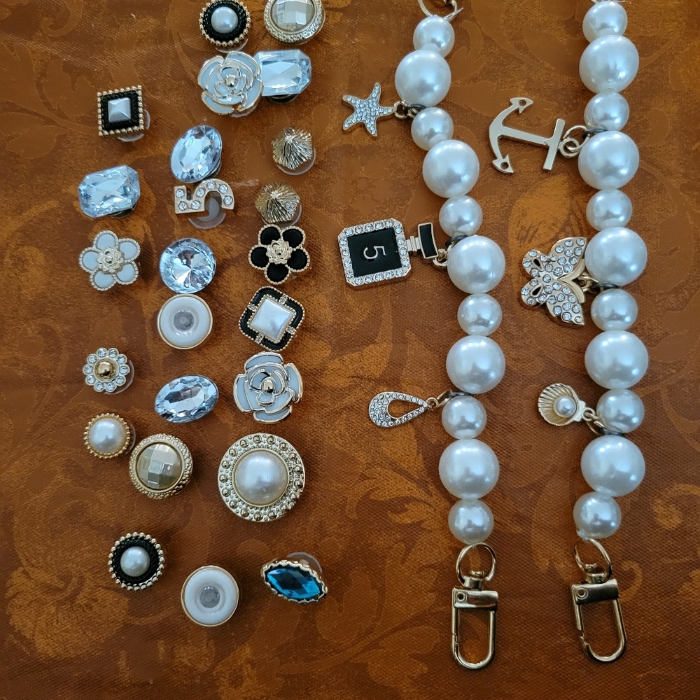 ****SOLD****Croc Shoe Charms 2 Pearl Chains & 30 Charms NWT - Picture 2 of 2